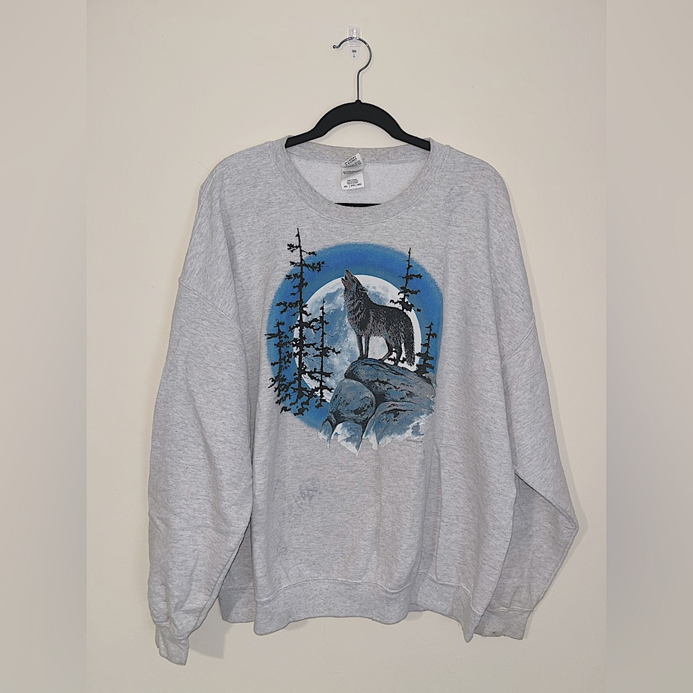 light gray oversized crew-neck w/ howling wolf graphic